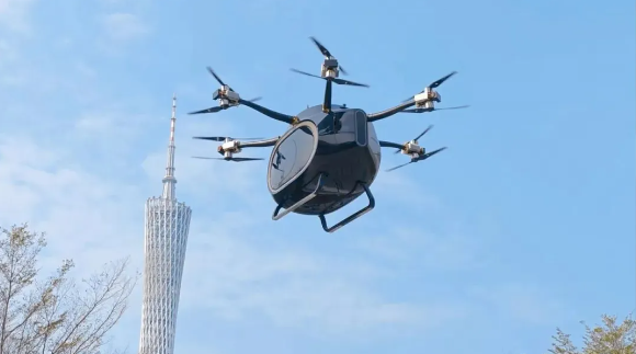 La voiture volante GAC GOVE a effectué avec succès son premier vol dans le CBD de Guangzhou, et lère du transport aérien urbain pourrait arriver