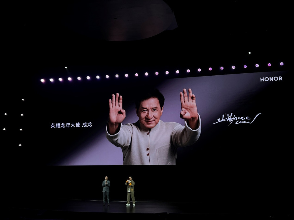 Jackie Chan appeared at the Honor press conference, True Heroes resonated with the spirit of Honor