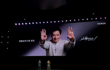 成龙现身荣耀发布会，《真心英雄》与荣耀精神共鸣