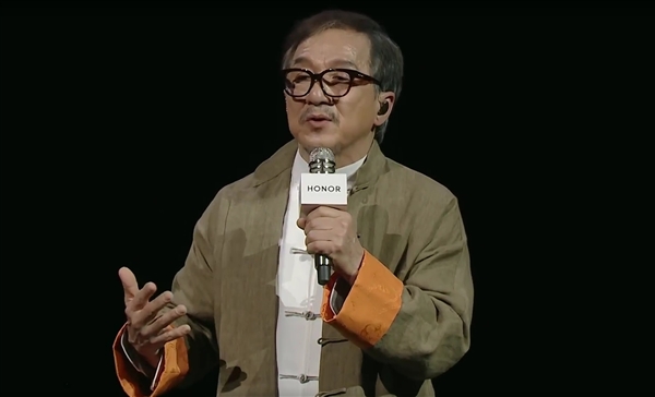 Jackie Chan a tiré le téléphone portable Honor indemne : il a acheté plus dune douzaine dunités en une seule fois et les a offertes