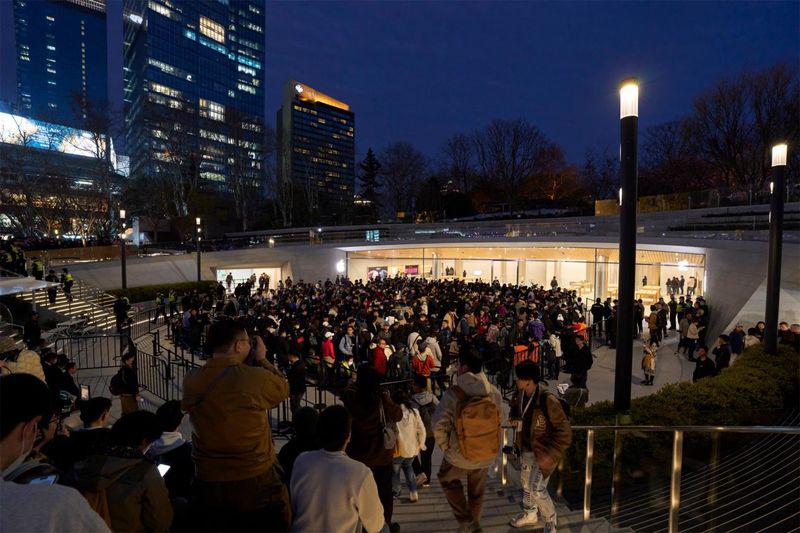 한 여성이 애플 징안 매장에 줄을 서서 기다리는 사람들이 외국인을 숭배한다고 분노하며 비난한다. 이것은 과장된 표현인가, 아니면 합리적인 표현인가?