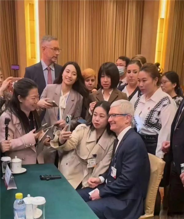 苹果CEO库克访问中国：女子手持华为Mate60与其合影-手机新闻-