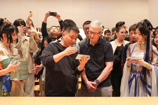  库克现身北京 Apple 三里屯店 体验逆水寒手游光线追踪技术 