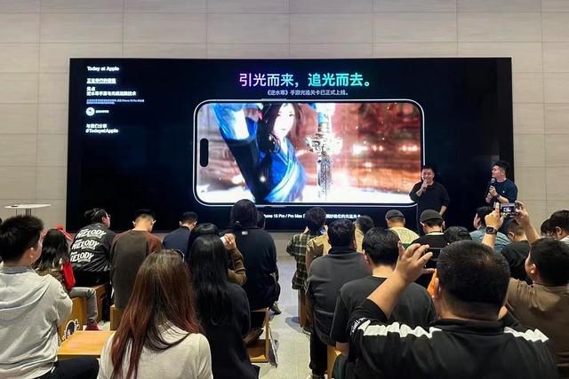 Cook appeared at Apple's Sanlitun store in Beijing to experience the ray tracing technology of Nishuihan mobile game