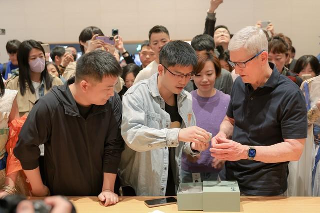 库克现身北京 Apple 三里屯店 体验逆水寒手游光线追踪技术