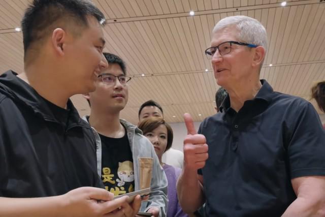  库克现身北京 Apple 三里屯店 体验逆水寒手游光线追踪技术 