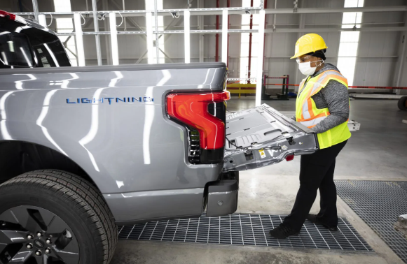 Ford adjusts electric pickup production line, reducing workforce by two-thirds to respond to market changes