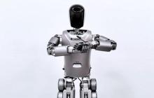 2 个月不见，人形机器人 Walker S 会叠衣服了