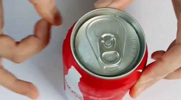 Ant Manor April 10: Canned Coke tends to splash when opened. Which of the following methods can help avoid this situation?