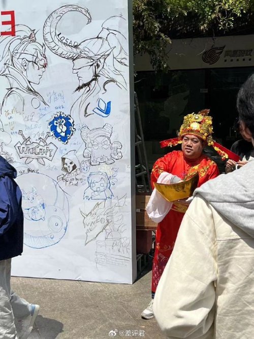 NetEase started celebrating the return of the national server downstairs in Hangzhou: Huang Xudong dressed up as the God of Wealth to support him