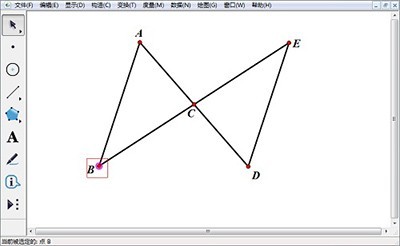 Méthode détaillée de dessin dun triangle symétrique central sur un carnet de croquis géométrique