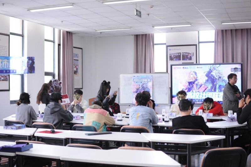 Treffen Sie neue Freunde und beginnen Sie mit einer Runde Werwolf-Tötung! Die Werewolf Spring Campus Tour ist in vollem Gange