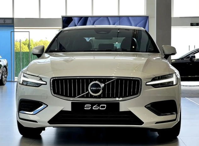 Volvo S60：安全性とハンドリングに優れた、ニッチながら優れた中型高級セダン