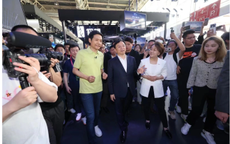 雷軍現身北京車展比亞迪攤位:稱對方是小米重要夥伴,大方程式豹一定是爆款