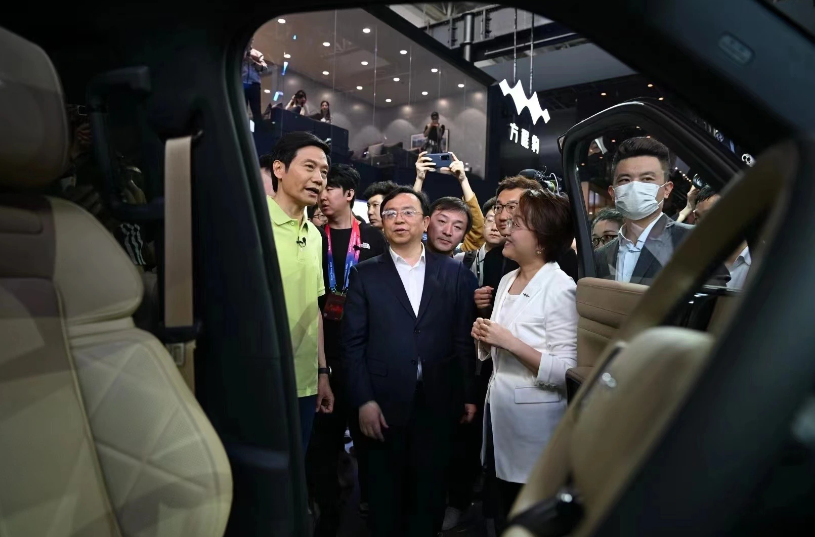 Lei Jun est apparu sur le stand BYD au Salon de lauto de Pékin : il a déclaré que lautre partie est un partenaire important de Xiaomi et que le Big Formula Leopard doit être un succès