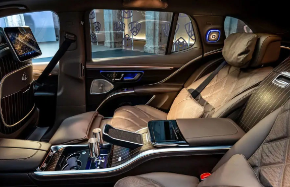 Le SUV purement électrique Maybach EQS a fait des débuts éclatants au Salon de lauto de Pékin, ajoutant une nouvelle étoile au marché des véhicules électriques de luxe