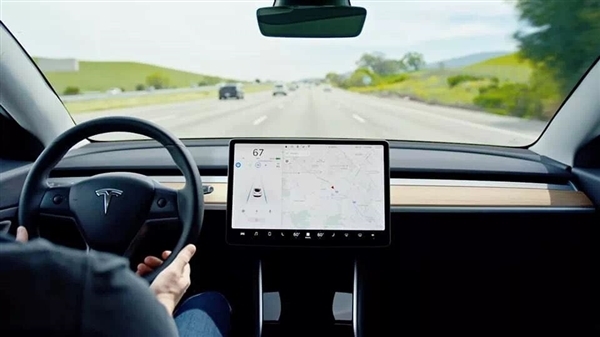 La technologie FSD de Tesla étonne lAllemagne et la conduite autonome est prometteuse pour lavenir