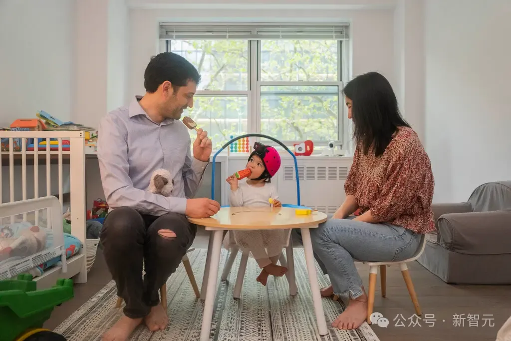美国教授用2岁女儿训AI模型登Science！人类幼崽头戴相机训练全新AI