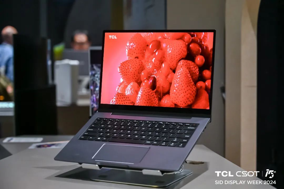 TCL 华星展示全球首款 Tandem 三折柔性折叠屏，印刷 OLED 实现量产级突破