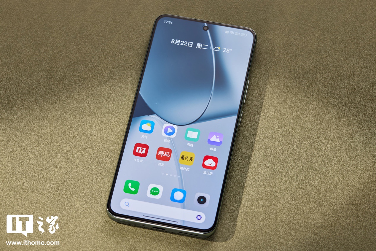 消息称 realme 真我 GT6 手机配 1.5K 8T LTPO BOE“极窄直屏”,采用金属中框 + 玻璃机身