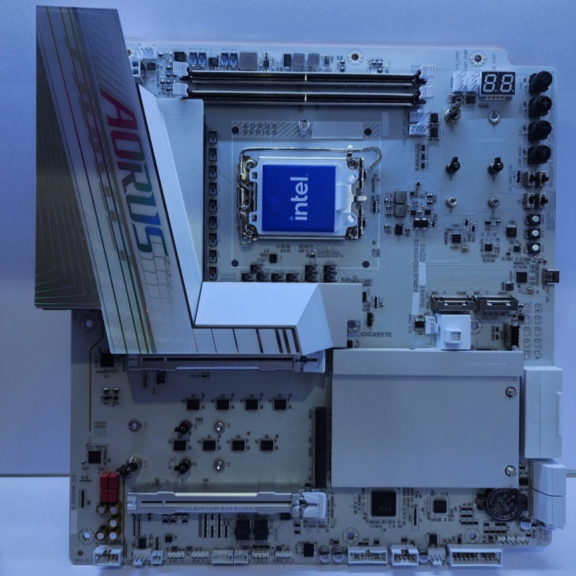 横置 CPU 插槽超频优化设计,技嘉展出下一代 Z AORUS TACHYON ICE 主板