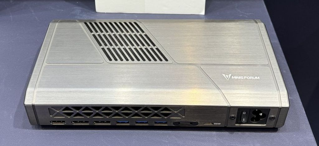 铭凡展示 R3GAF 外置显卡:最高 63 Gbps 传输、配 AMD RX 7600M XT GPU