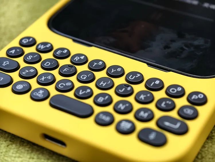 乔布斯好不容易取消的物理键盘,又被这家公司加回来了