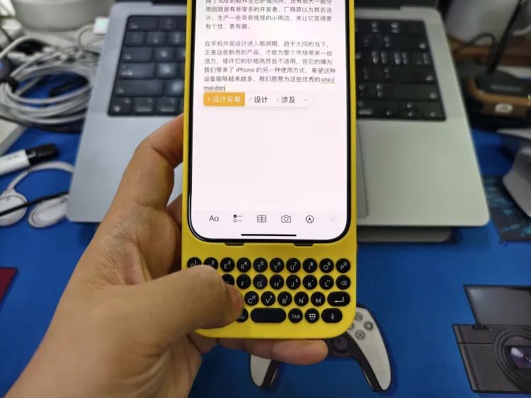 乔布斯好不容易取消的物理键盘,又被这家公司加回来了