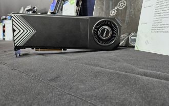 La nouvelle carte graphique RX 7900 XTX d'ASRock crée deux fonctionnalités uniques : une interface d'alimentation 12V-2x6 et un refroidissement par air d'épaisseur 2.0 slots