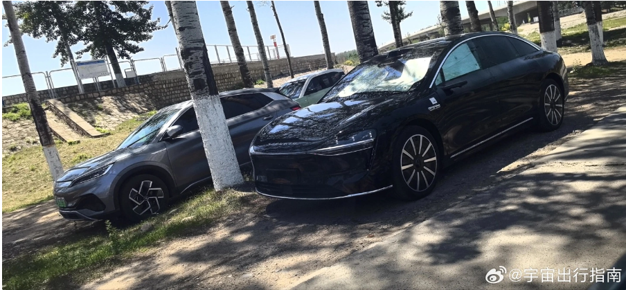 华为鸿蒙智行再添新彩，享界S9黑色与银灰色实车谍照曝光