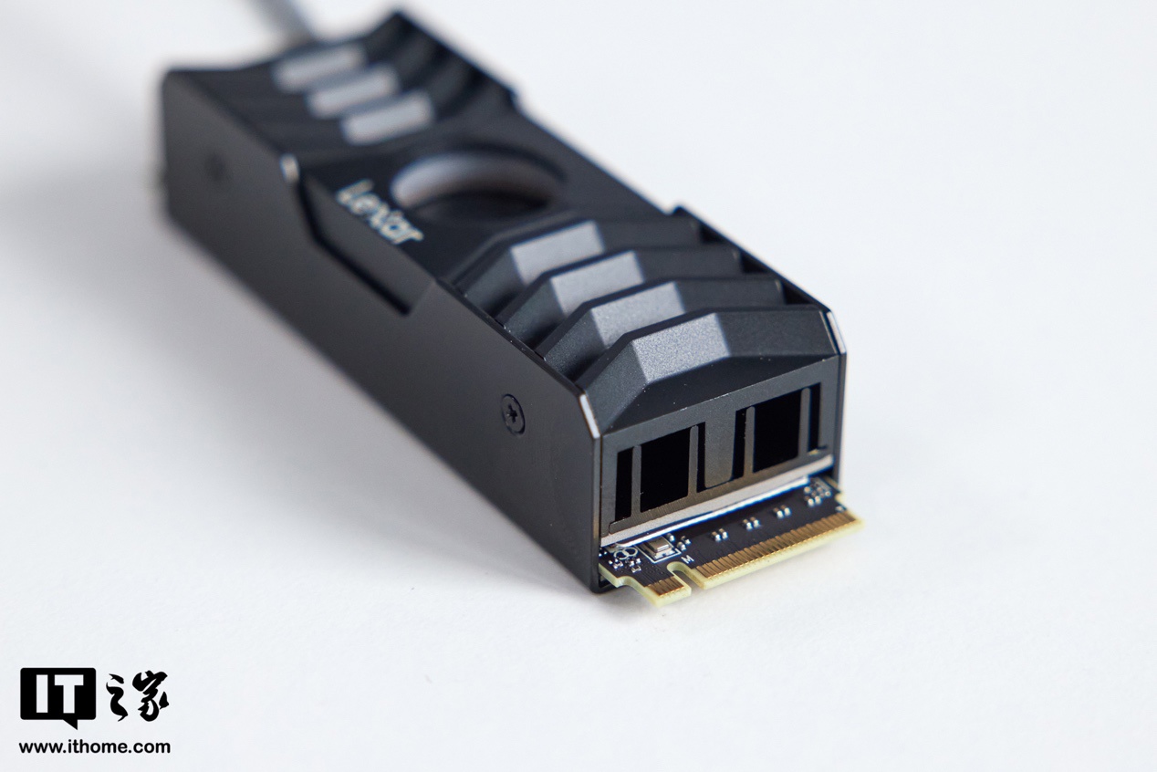 雷克沙 NM1090 PCIe5.0 Gen5x4 NVMe 固态硬盘图赏：全副武装的读写性能怪兽