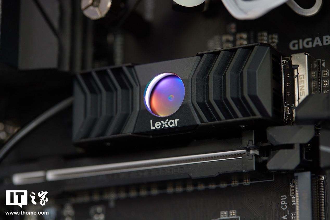 雷克沙 NM1090 PCIe5.0 Gen5x4 NVMe 固态硬盘图赏：全副武装的读写性能怪兽