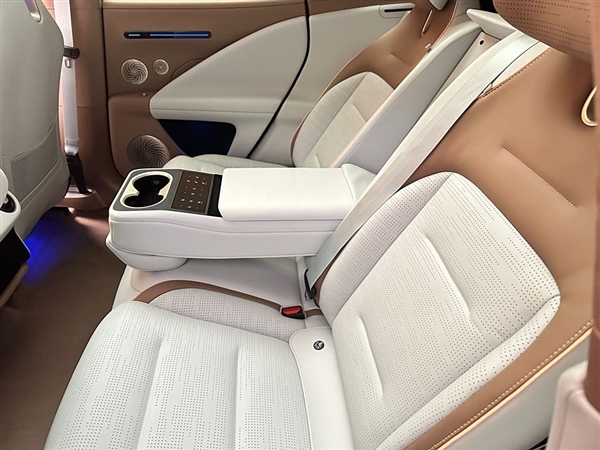 阿维塔07内饰官图发布,博主称赞不已:太养眼!