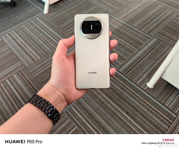 最快q4登场！曝华为将首发量产三折叠屏：定价很贵