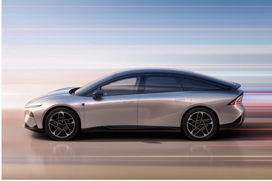 小鹏P7+官图抢先看:超大尺寸,号称“开启智驾新时代”