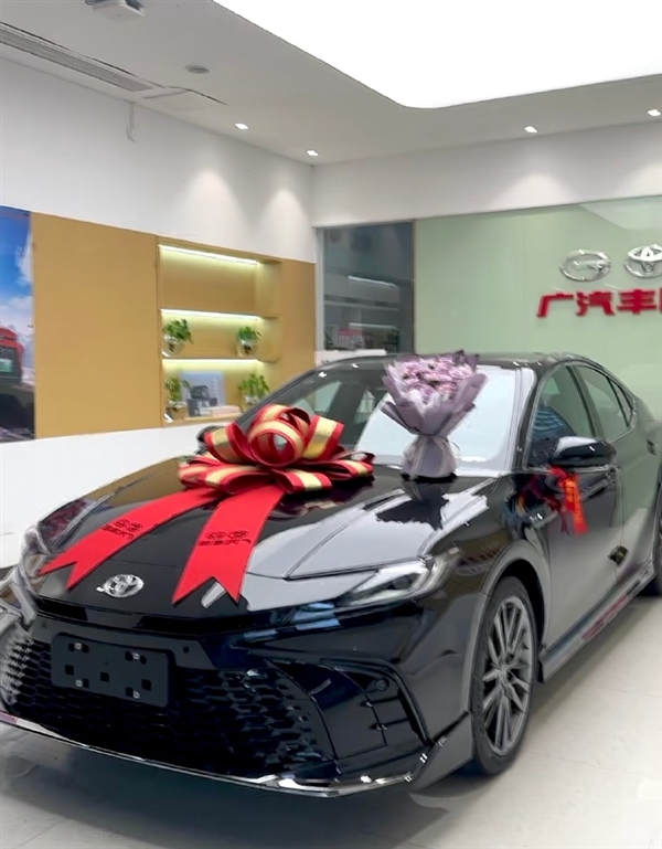 Camry hanya dijual pada harga 120,000 yuan, dan netizen tidak lupa promosi produk domestik seperti BYD ketika mengambil kereta.