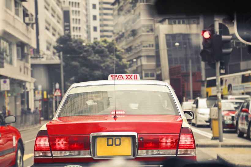 香港運輸物流局、オンライン配車サービスの違法運営で有罪判決を受けた者に対し、運転免許を1年間取り消すよう勧告