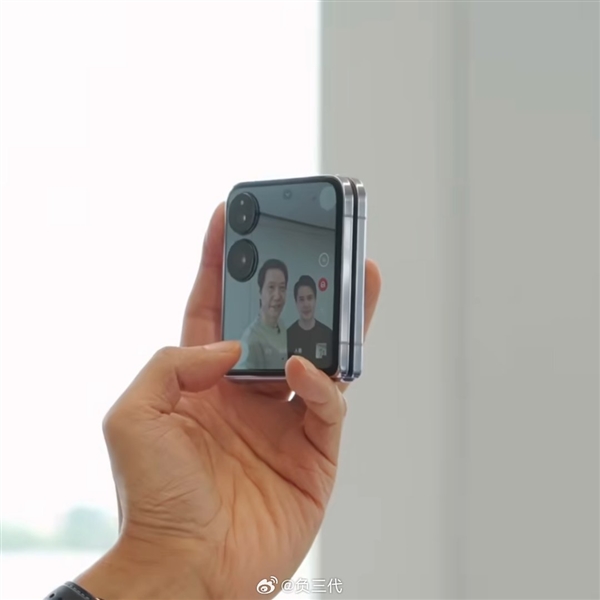 小屏党的旗舰主屏！小米mix flip配备4.01英寸大外屏