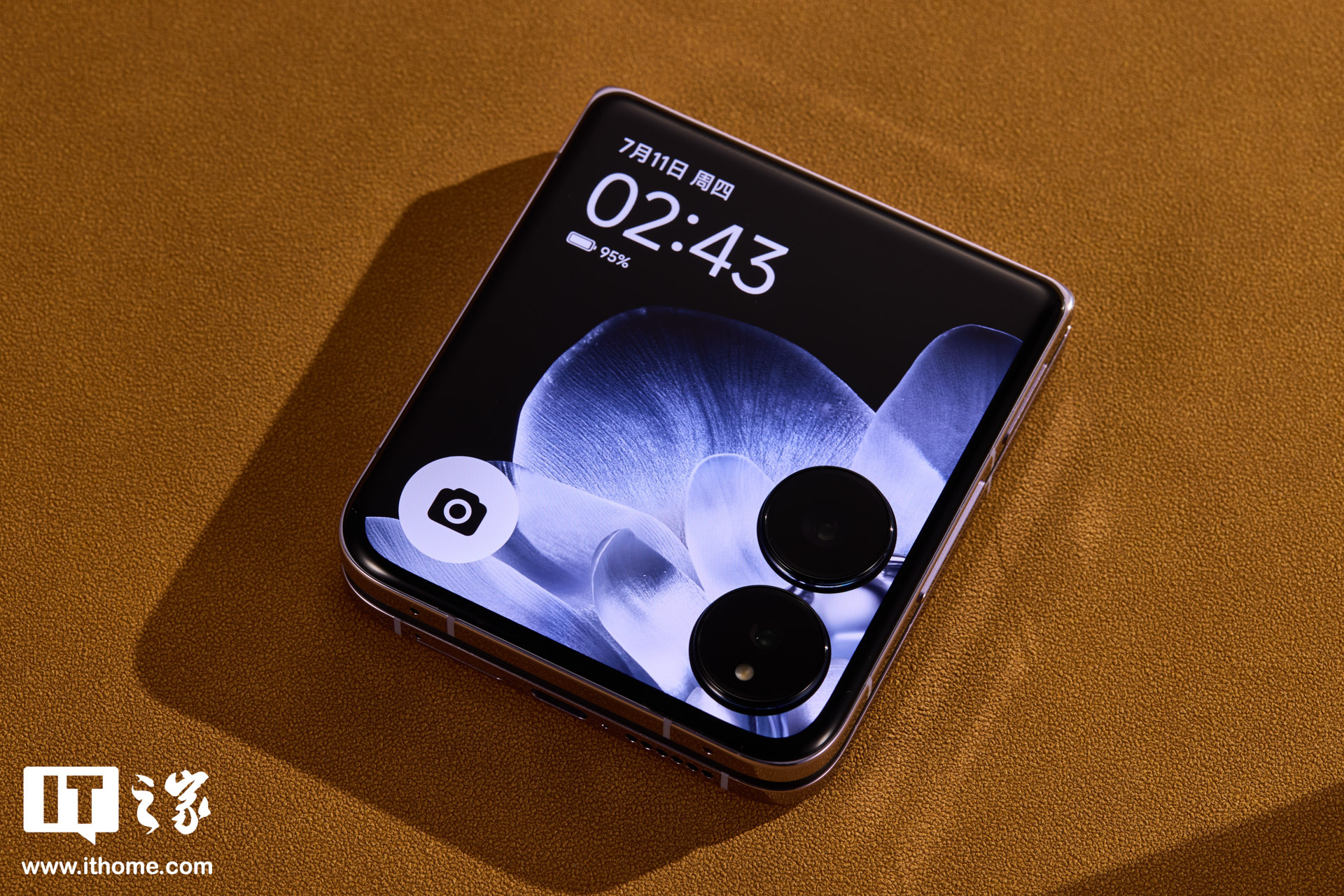 小米 MIX Flip 幻影紫图赏，比初代小米手机更大的外屏