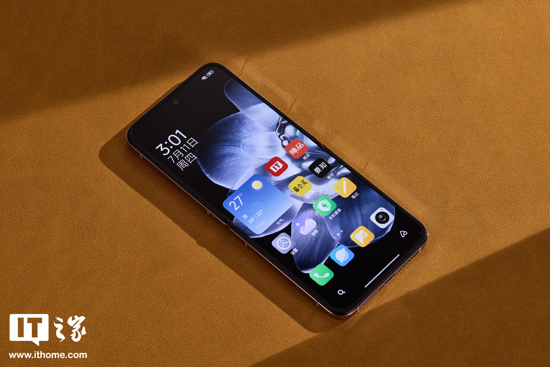 小米 MIX Flip 幻影紫图赏，比初代小米手机更大的外屏