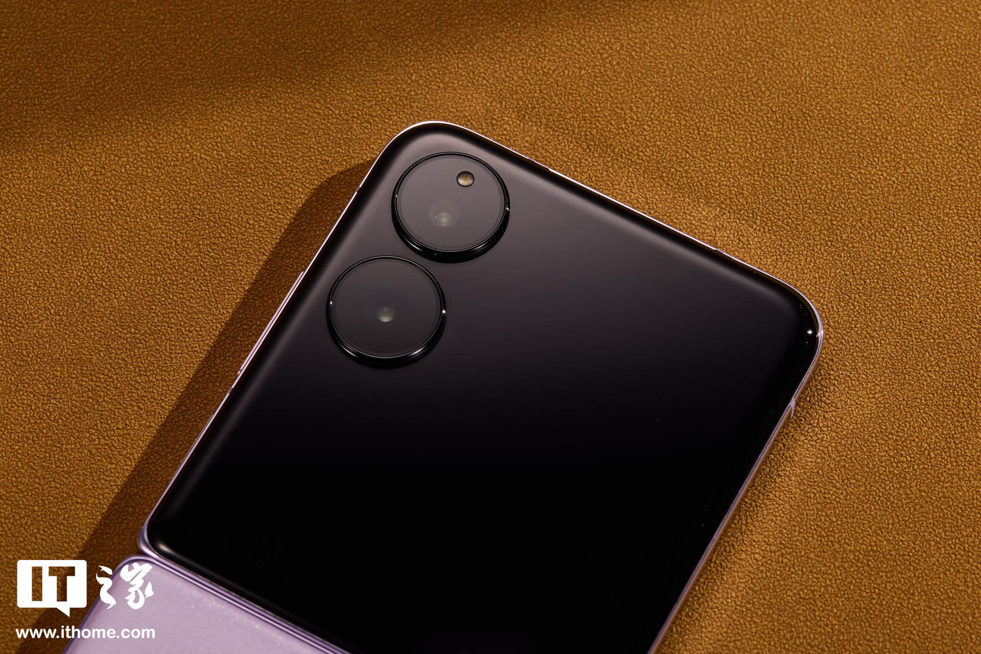 小米 MIX Flip 幻影紫图赏，比初代小米手机更大的外屏