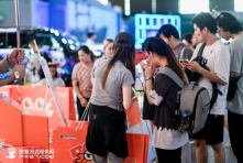 螃蟹账号反诈卷到CJ现场,一栗小莎子现身螃蟹游戏服务网展台