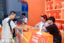 螃蟹账号反诈卷到CJ现场,一栗小莎子现身螃蟹游戏服务网展台