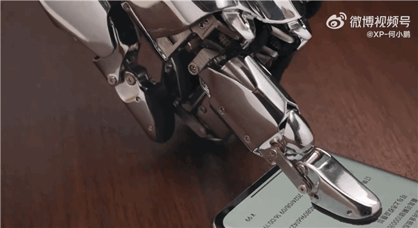 小鹏机器手首秀!钢铁助理下单Mona M03,这波操作绝了?
