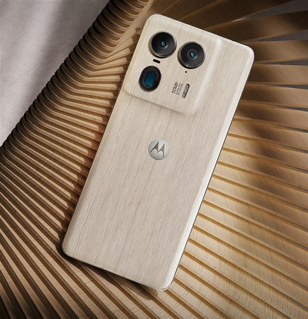 联想moto X50 Ultra AI元启版宣布免费升杯：16 1TB仅4299元
