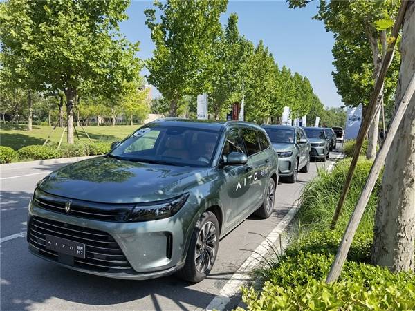 问界m7五连撞后竟安然无恙?车主:华为买值了!