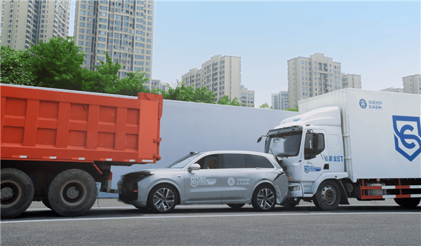 理想l9遭重卡夹击,高管:看着过瘾,其实很轻松?