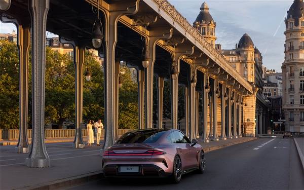 小米SU7巴黎壁纸上线!你的手机也该换新衣了?