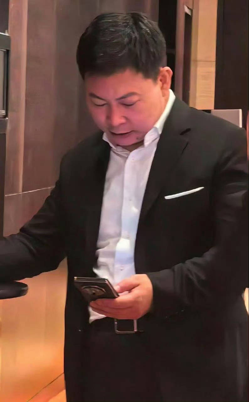 Yu Chengdong holds Huawei’s new three-folding screen phone and is exposed again, the thickness of the body is eye-catching