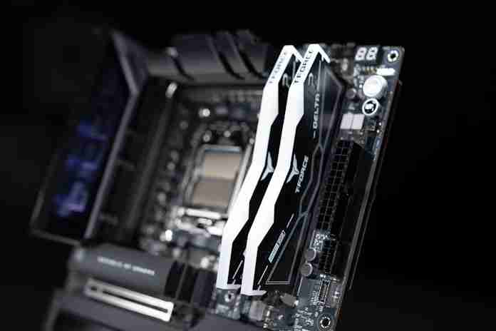 华硕发布 NitroPath DRAM 内存插槽技术，频率可提升至多 400MT/s